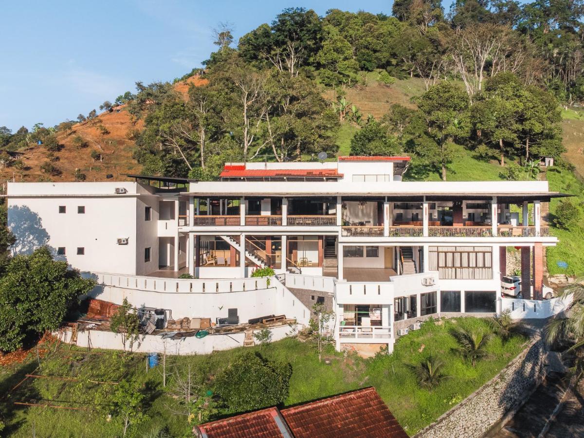 Ellin Forest Karaoke & Pool Resort Bukit Tinggi Bentong Buitenkant foto