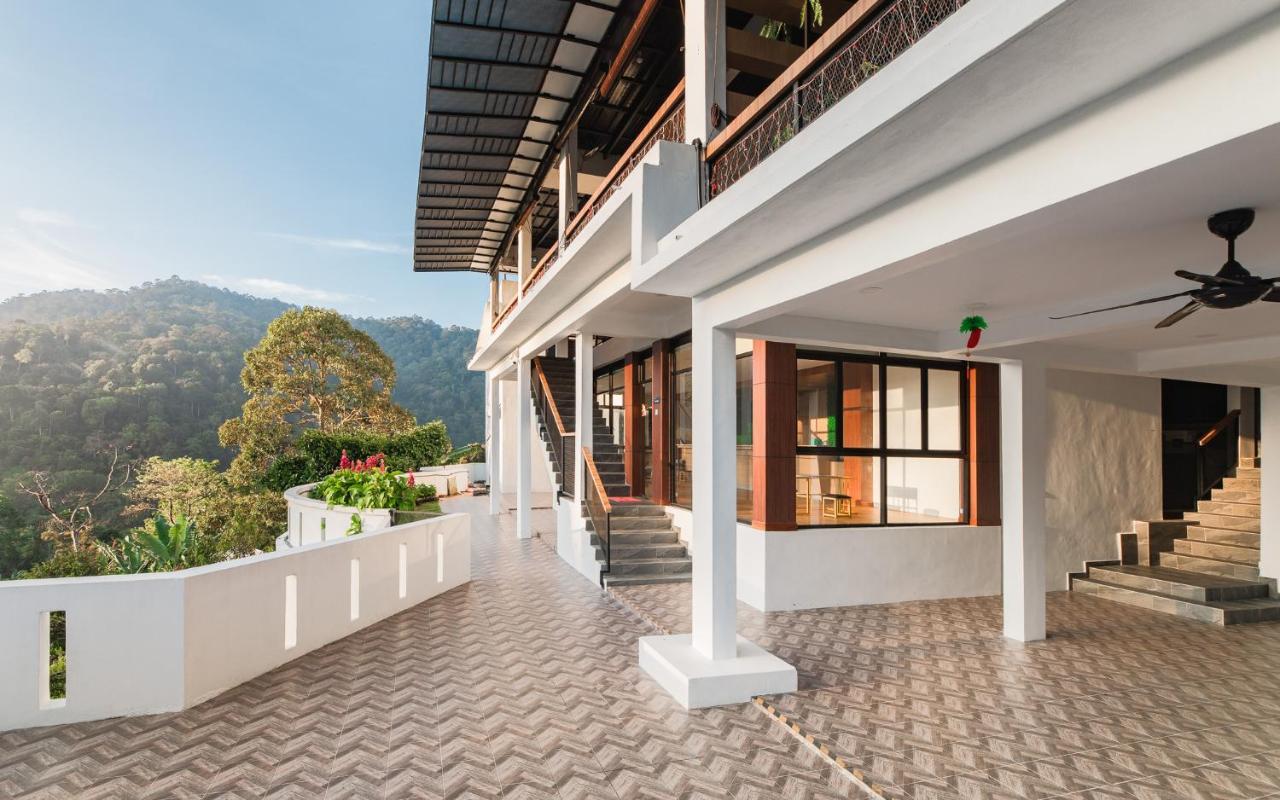 Ellin Forest Karaoke & Pool Resort Bukit Tinggi Bentong Buitenkant foto