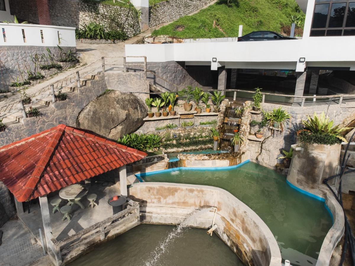 Ellin Forest Karaoke & Pool Resort Bukit Tinggi Bentong Buitenkant foto