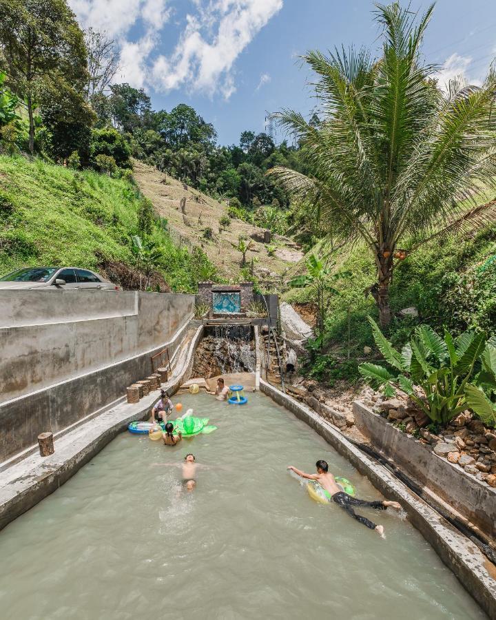 Ellin Forest Karaoke & Pool Resort Bukit Tinggi Bentong Buitenkant foto