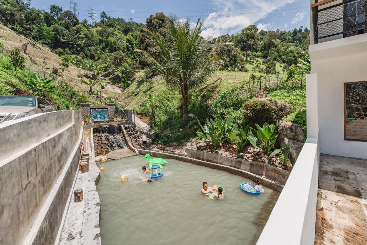 Ellin Forest Karaoke & Pool Resort Bukit Tinggi Bentong Buitenkant foto